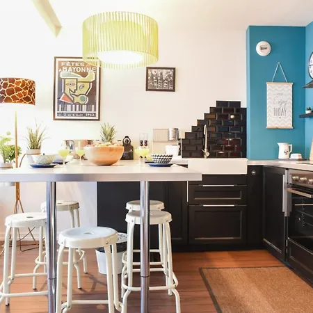 Apartment Charming Flat In A Calm Street At The Historic Heart Of - Welkeys