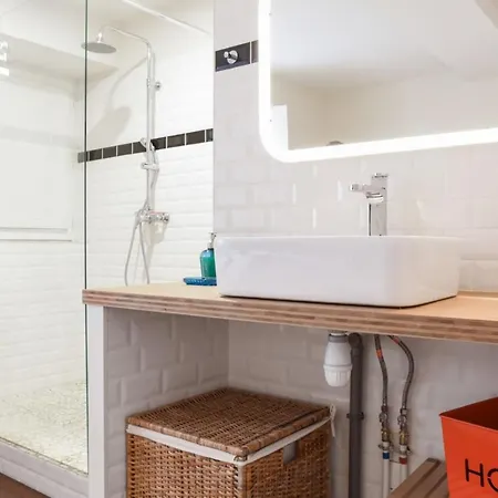 Charming Flat In A Calm Street At The Historic Heart Of - Welkeys Apartment *
